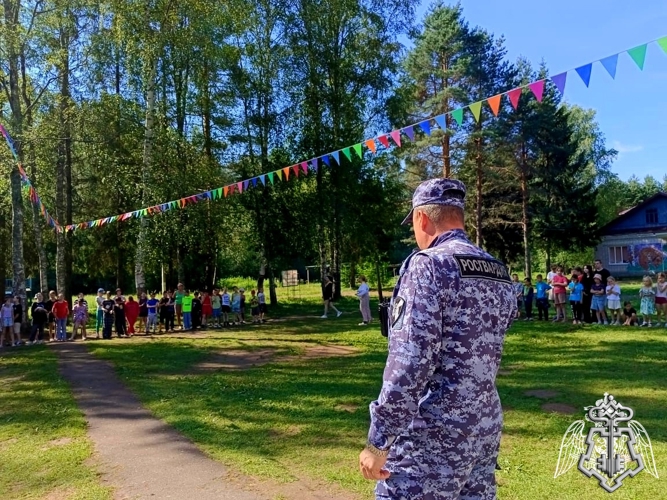 Сотрудники новгородской Росгвардии встретились с детьми из детского лагеря
