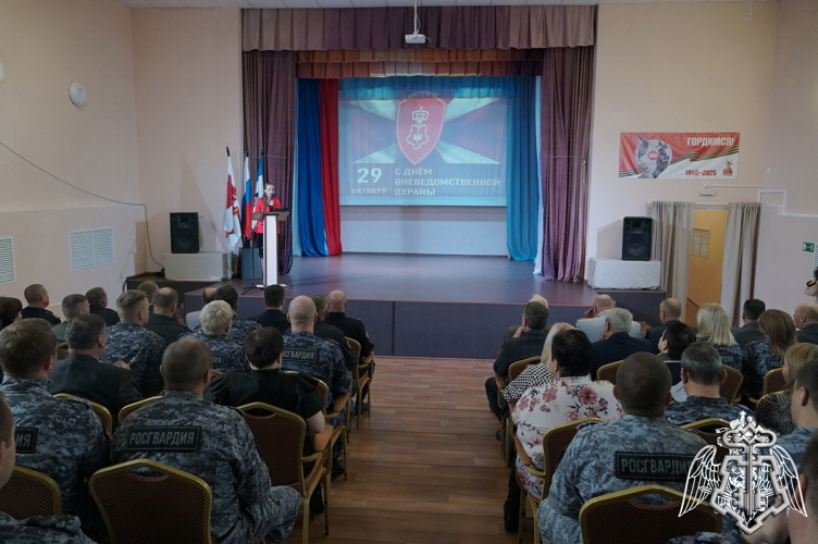 Cотрудники вневедомственной охраны Росгвардии отмечают 73 годовщину образования подразделения