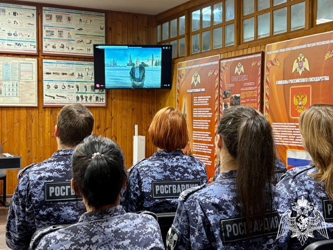 В рамках празднования Дня Героев Отечества новгородские росгвардейцы провели патриотическое мероприятие
