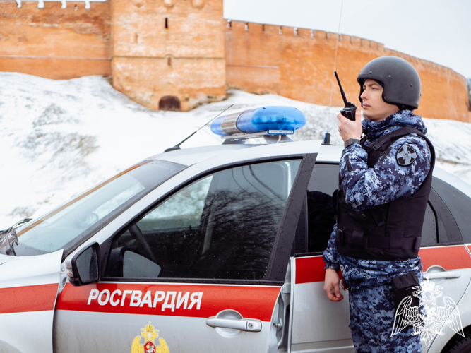 В Великом Новгороде росгвардейцы оказали помощь девушке, почувствовавшей себя плохо