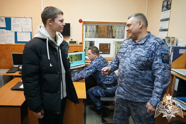 Росгвардейцы исполнили новогоднее желание юного новгородца