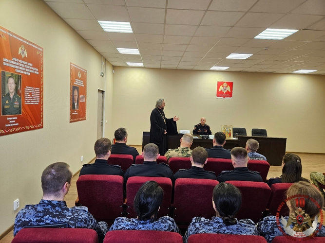 В Великом Новгороде протоиерей Сергий Мельников провел православную беседу о празднике «Пасха» с сотрудниками Росгвардии