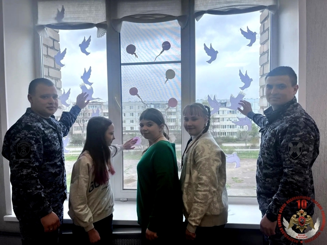 Сотрудники вневедомственной охраны Росгвардии и школьники присоединились к акции «Окна Победы»