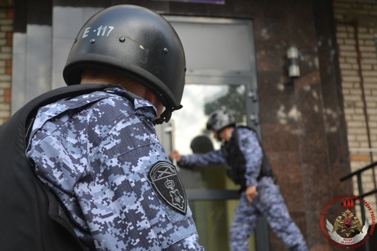 Новгородские росгвардейцы задержали подозреваемую в нанесении ножевых ранений
