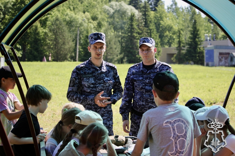 Новгородские росгвардейцы организовали познавательное мероприятие для ребят из детского оздоровительного лагеря «Волынь»
