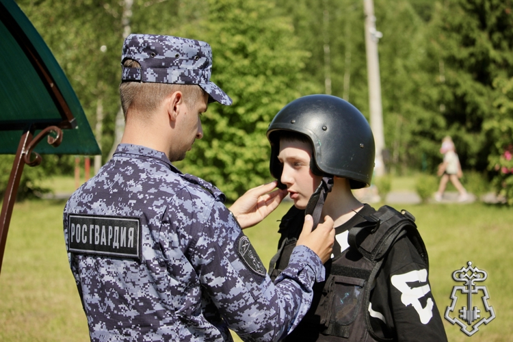 Новгородские росгвардейцы организовали познавательное мероприятие для ребят из детского оздоровительного лагеря «Волынь»