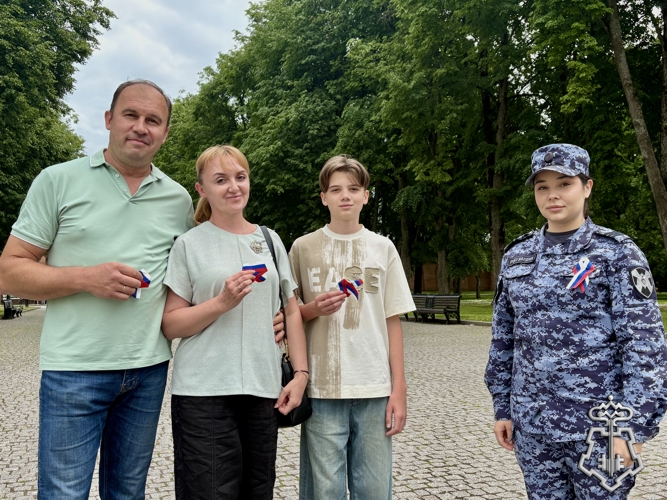 Новгородские росгвардейцы провели акцию «Триколоровская лента»