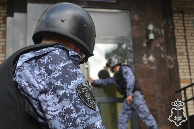 Новгородские росгвардейцы задержали гражданку