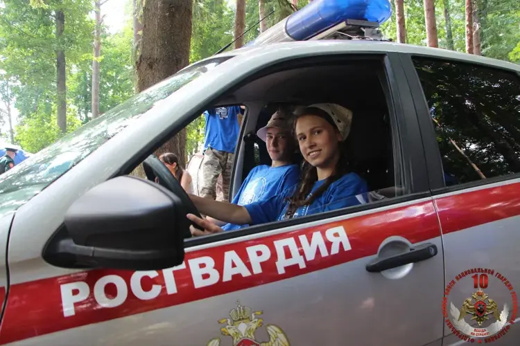 Новгородские росгвардейцы провели уроки безопасности для воспитанников православного лагеря «Иверский городок»