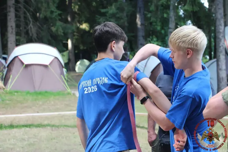 Новгородские росгвардейцы провели уроки безопасности для воспитанников православного лагеря «Иверский городок»
