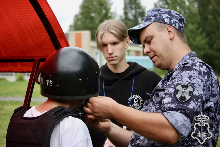 Новгородские росгвардейцы рассказали о службе детям из летнего лагеря «Волынь»