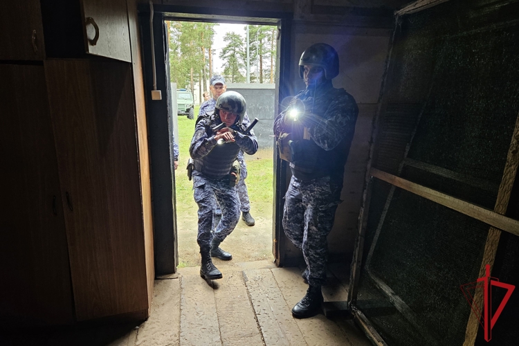 Новгородские росгвардейцы завоевали третье место в Санкт-Петербурге на окружном этапе ежегодного Всероссийского конкурса профессионального мастерства среди сотрудников вневедомственной охраны Росгвардии