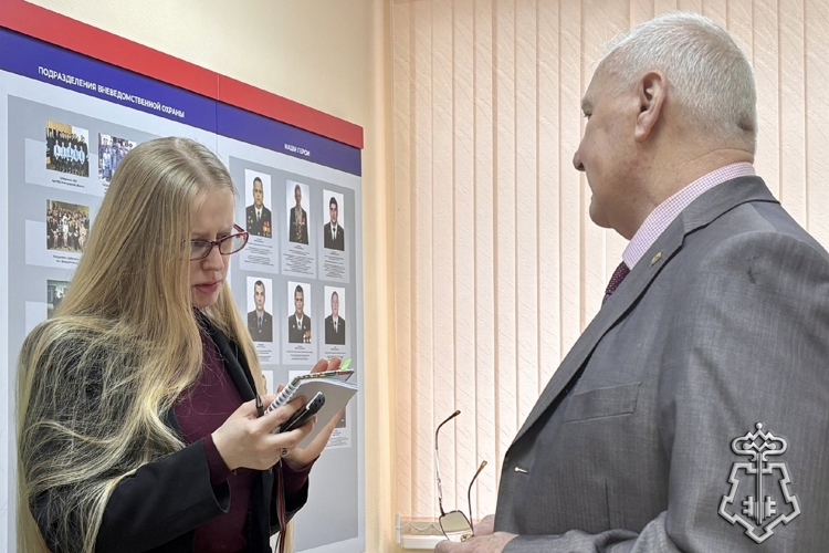 В Новгородской области председатель ветеранской организации вневедомственной охраны Росгвардии провел экскурсию для журналистов