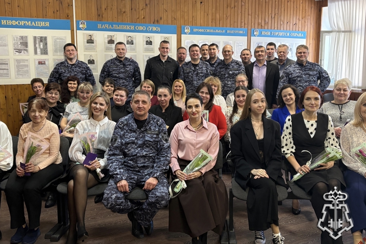 В Великом Новгороде сотрудники вневедомственной охраны Росгвардии торжественно поздравили женщин с Международным женским днём
