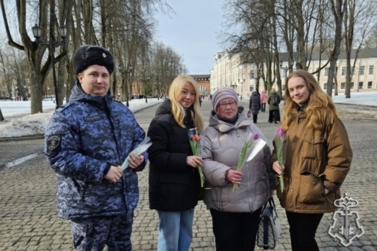 В Новгородской области росгвардейцы провели акцию «8 Марта – день красоты и радости!»