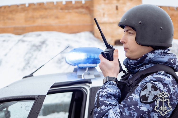В Великом Новгороде росгвардейцы задержали граждан с неоплаченным товаром