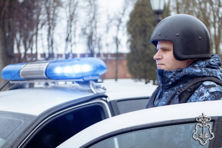Новгородские росгвардейцы задержали двух мужчин