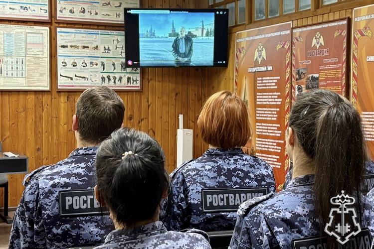 В рамках празднования Дня Героев Отечества новгородские росгвардейцы провели патриотическое мероприятие
