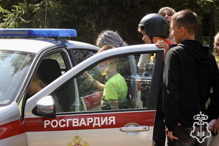 Новгородские росгвардейцы рассказали о своей важной службе ребятам из летнего лагеря