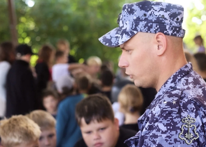 Новгородские росгвардейцы рассказали ребятам из летнего лагеря о службе