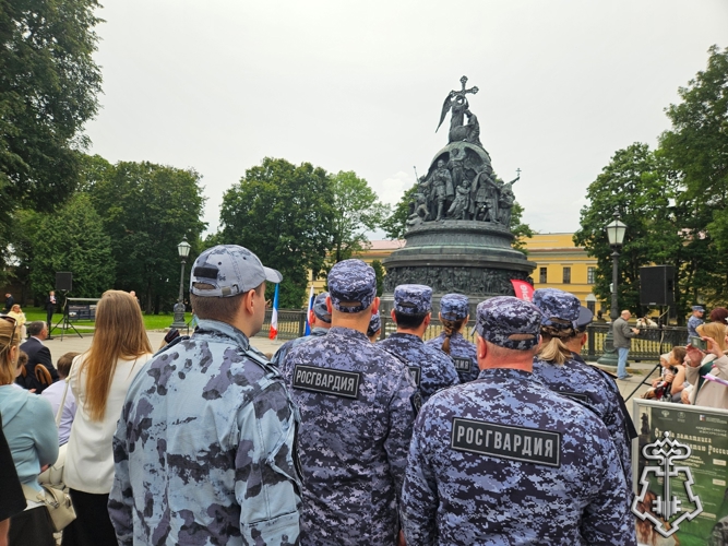 Новгородские росгвардейцы приняли участие в праздновании Дня государственного флага Российской Федерации