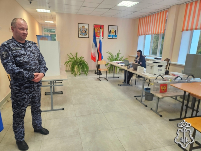 Новгородские росгвардейцы активно участвуют в голосовании на выборах