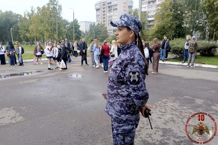 Новгородские росгвардейцы обеспечили безопасность в школах региона 1 сентября