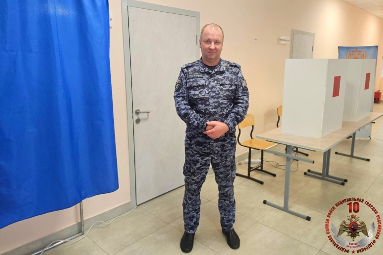 Новгородские росгвардейцы активно участвуют в голосовании на выборах