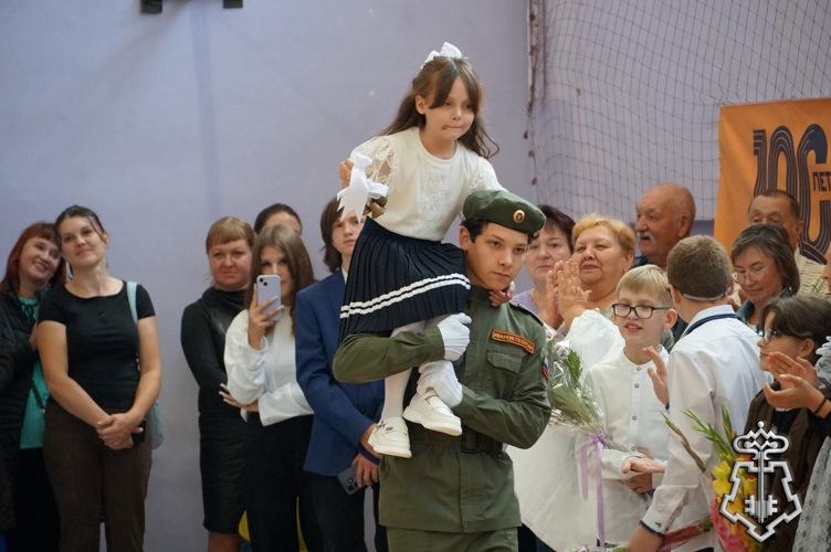 Новгородские росгвардейцы поздравили подшефный класс «Гвардейская смена» в Новоселицах с Днём знаний