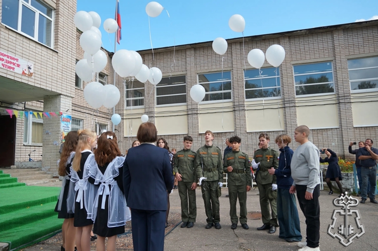 Новгородские росгвардейцы поздравили подшефный класс «Гвардейская смена» в Новоселицах с Днём знаний