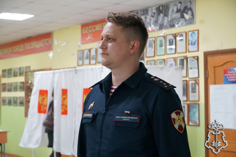 Новгородские росгвардейцы обеспечивают общественный порядок во время проведения Единого дня голосования