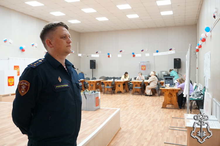 Новгородские росгвардейцы обеспечивают общественный порядок во время проведения Единого дня голосования