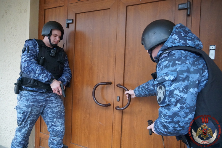 Новгородские росгвардейцы задержали неадекватного мужчину на территории дошкольного учреждения